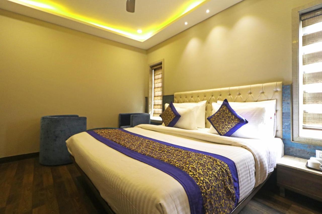 The Ivy Grand Hotel In City Centre With Free Secured Parking New Delhi Buitenkant foto