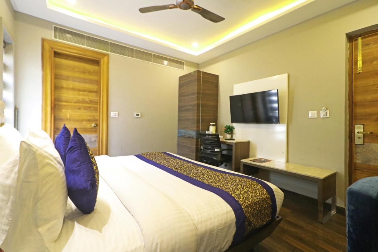 The Ivy Grand Hotel In City Centre With Free Secured Parking New Delhi Buitenkant foto
