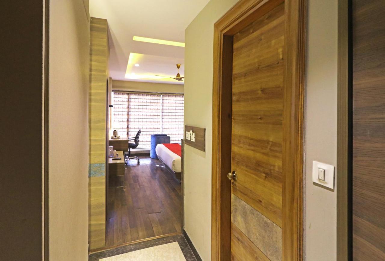 The Ivy Grand Hotel In City Centre With Free Secured Parking New Delhi Buitenkant foto